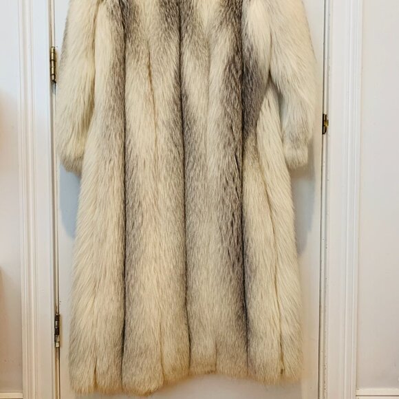 Incredible Full Length Blue Fox Fur Coat | Beautiful Collar | Stunning White Fur - Picture 12 of 16